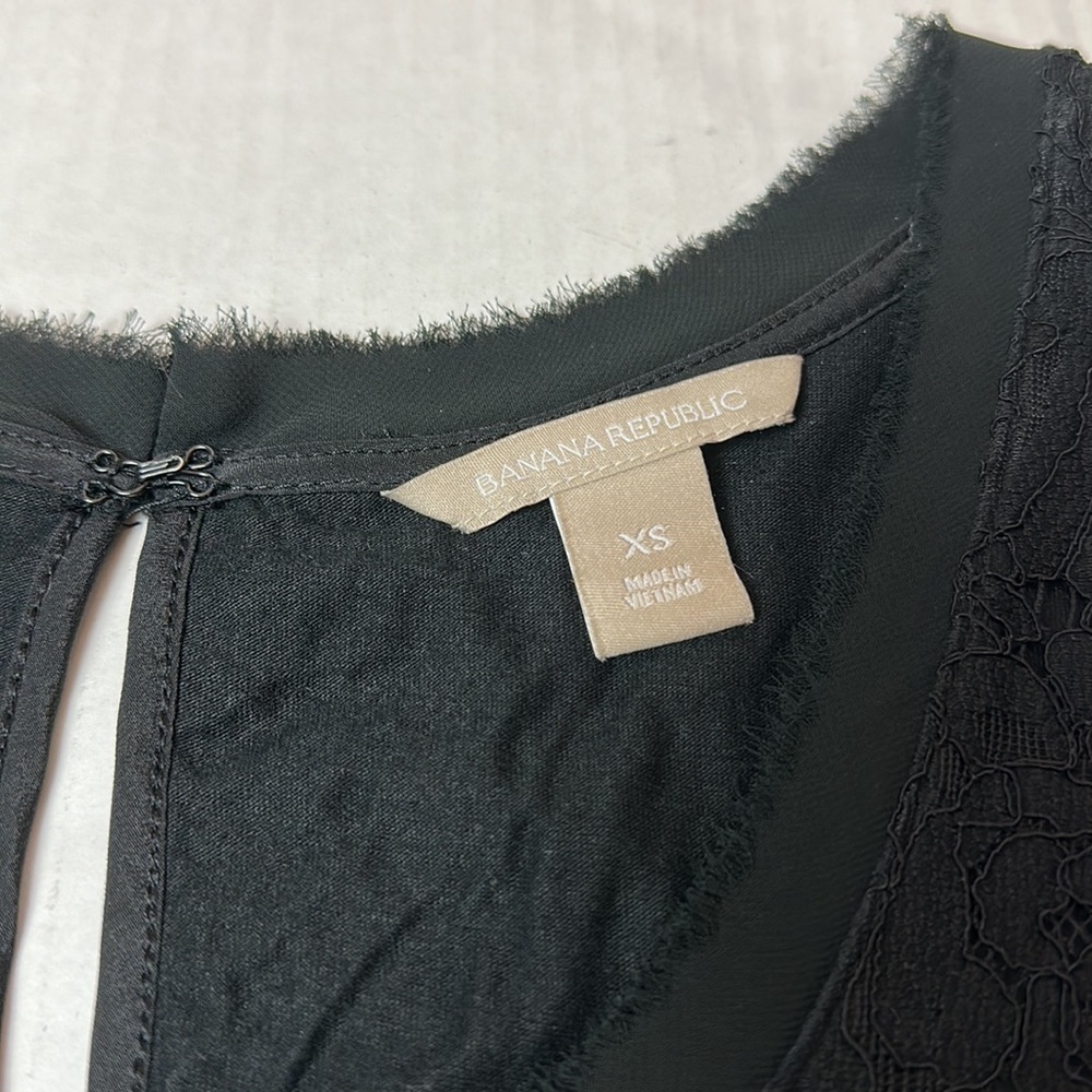 Banana Republic Black lace scalloped tank top - Picture 2 of 11